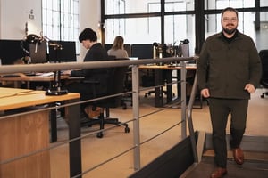 Daniel Pieper (Geschäftsführer) im Büro von Second Elements in Hamburg