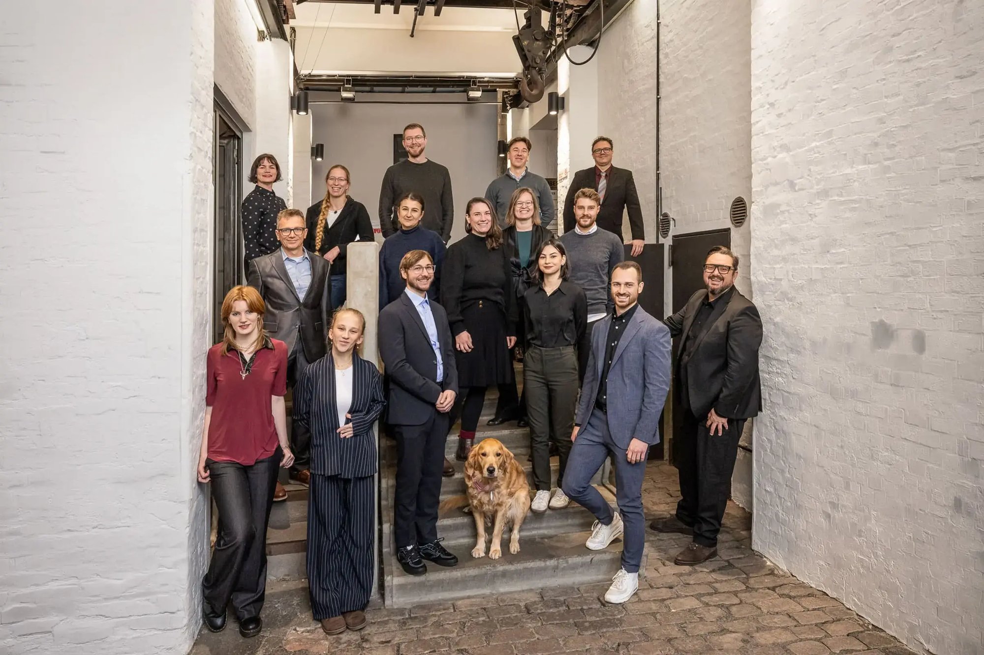Ein Gruppenbild auf der Treppe bei der Weihnachtsfeier von Second Elements 