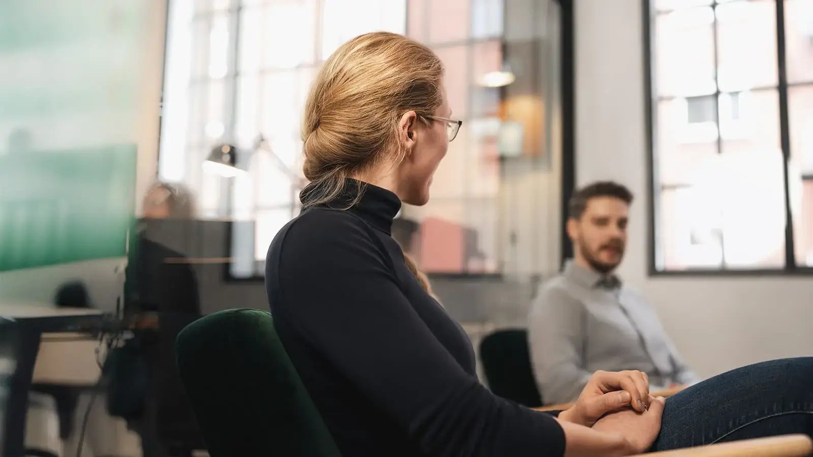 Gespräch in einem modern gestalteten Hamburger Büro