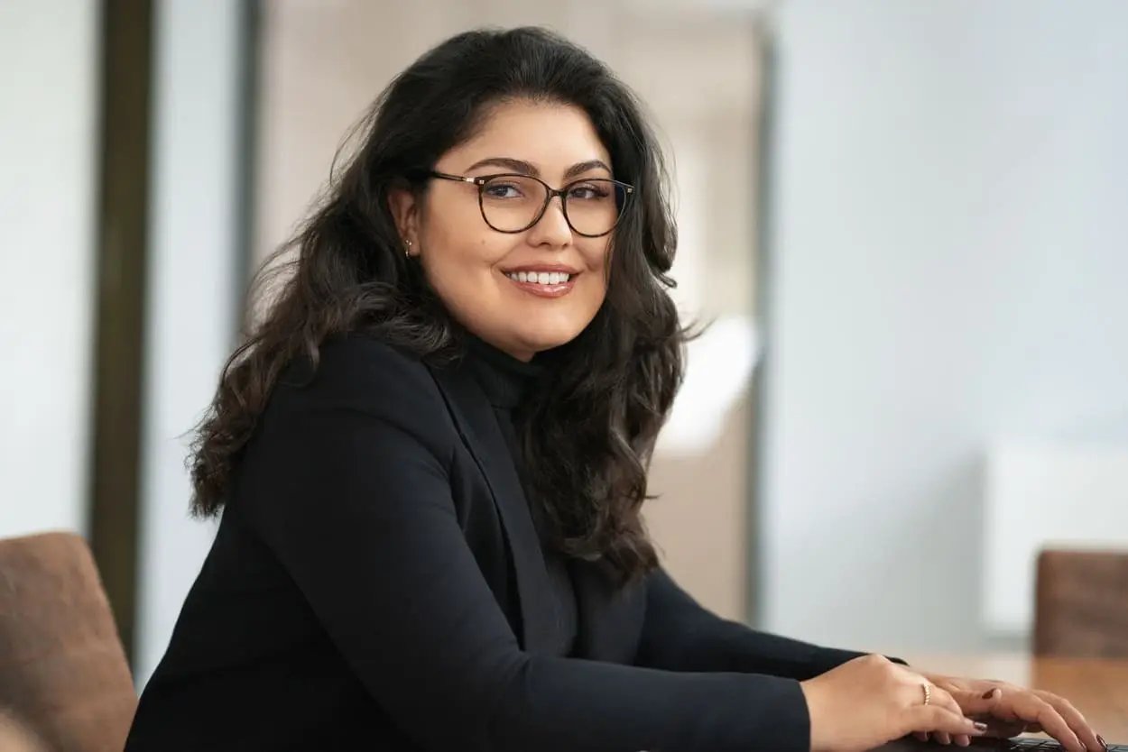 Lisa Samim (SEO Specialist) im Hamburger Büro von Second Elements