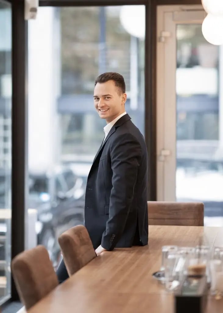 Business-Porträt eines Digitalberaters von Second Elements im modernen Konferenzraum – Experte für Strategie, Sichtbarkeit und digitales Wachstum.