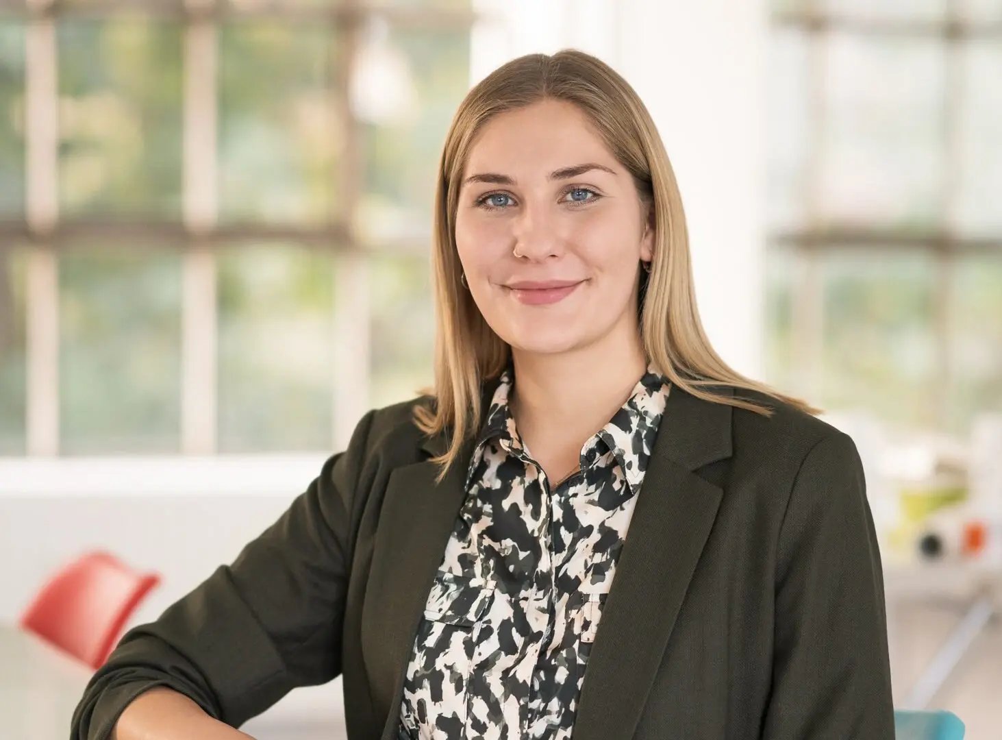 Porträt einer digitalen Projektmanagerin von Second Elements im hellen Büro – organisiert, strategisch und kundenorientiert.
