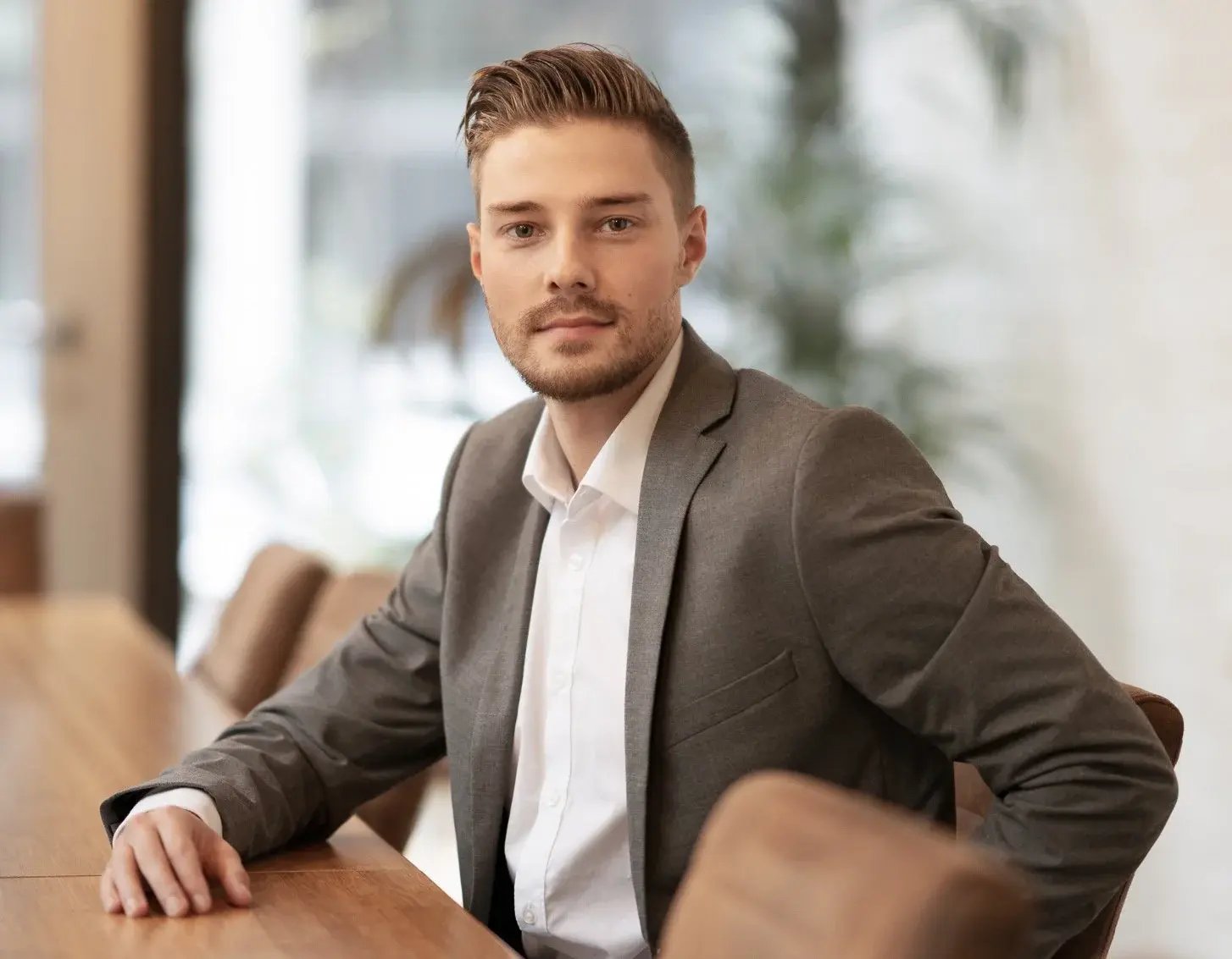 Business-Porträt eines Online-Marketing-Beraters der Agentur Second Elements im modernen Besprechungsraum – Experte für digitale Sichtbarkeit und strategische Kundenberatung.