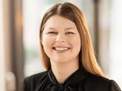 Porträt einer Mitarbeiterin der Digitalagentur Second Elements – freundliche Expertin für Online-Marketing, fotografiert in moderner Büroumgebung.