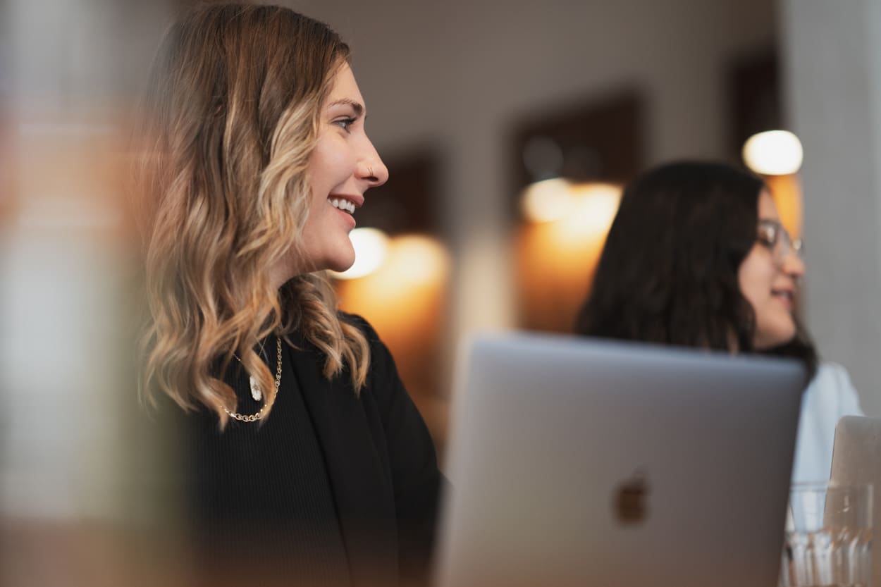 Second Elements – Mitarbeiter arbeiten im Team.