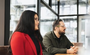 Team einer SEO-Agentur bei der gemeinsamen Analyse von Strategien für eine professionelle SEO-Beratung