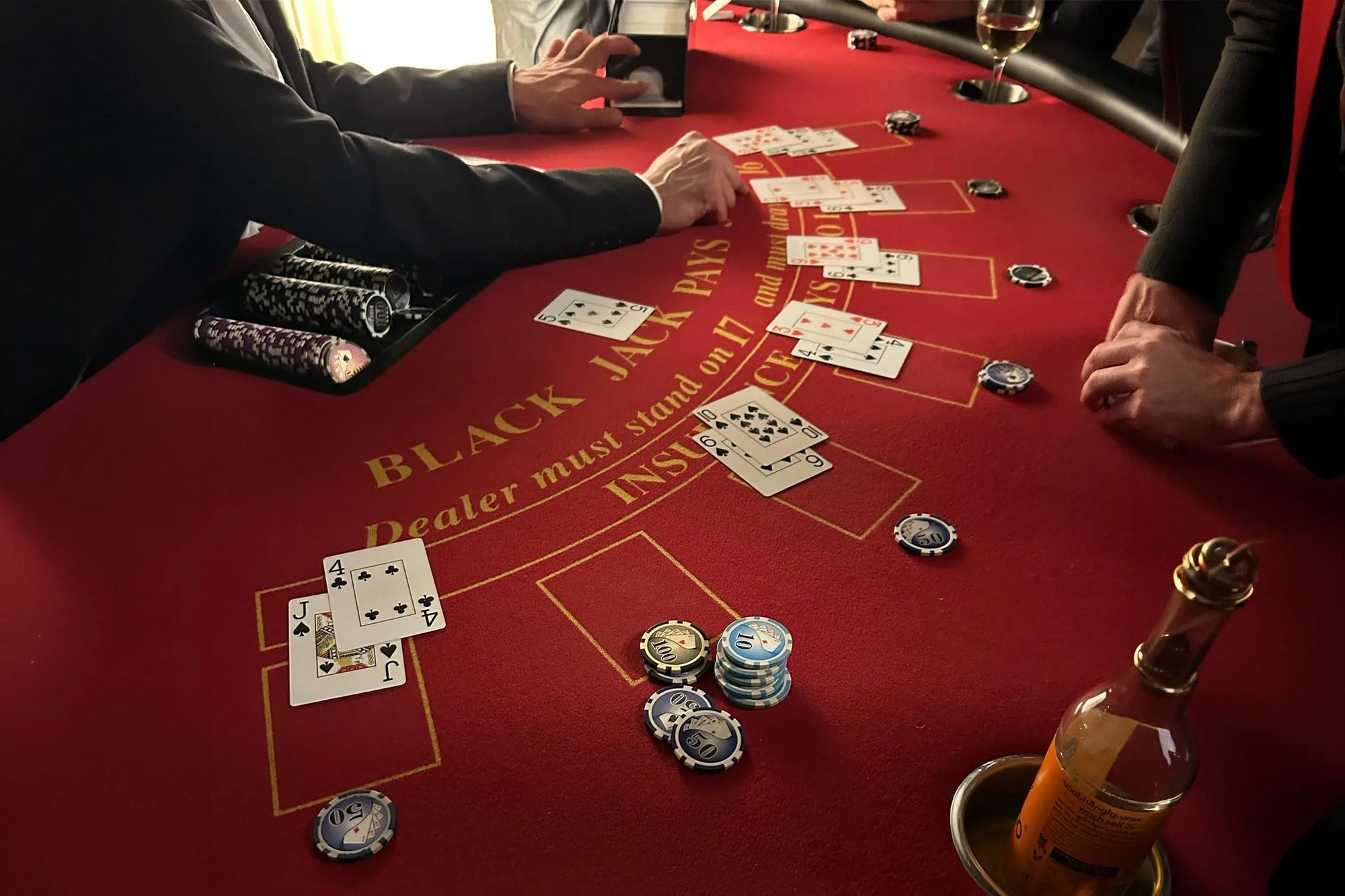 Ein Black-Jack-Tisch mit Spielkarten bei der Weihnachtsfeier von Second Elements 