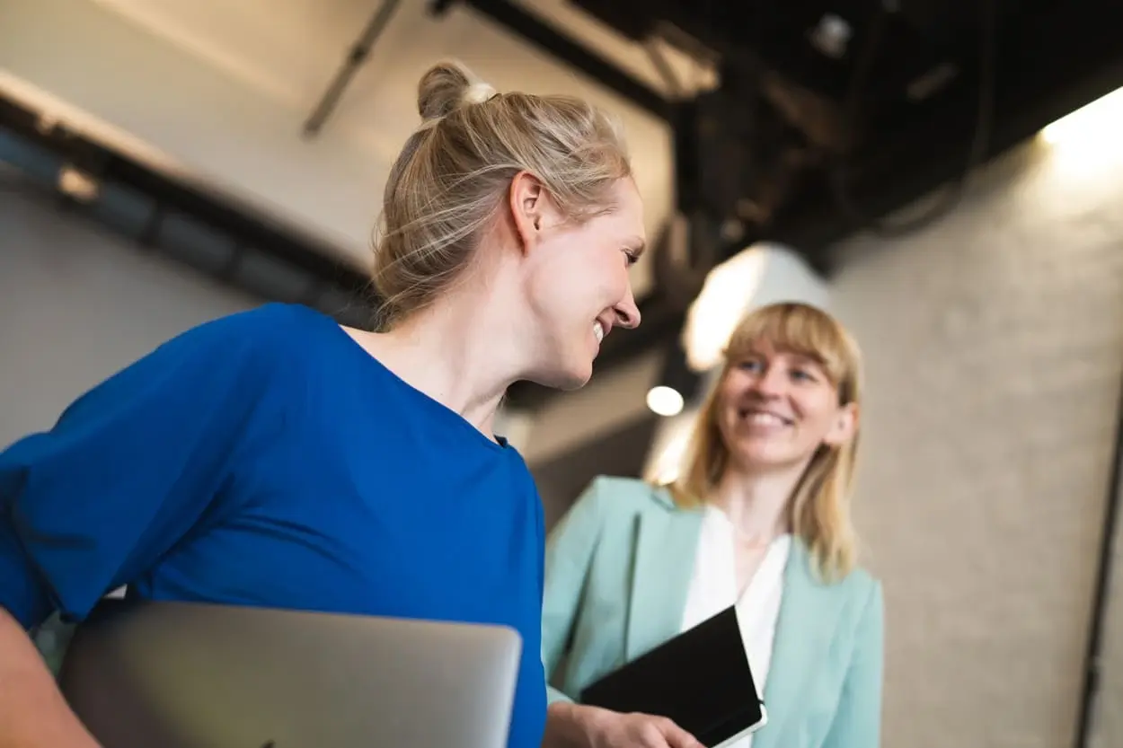 Zwei Beraterinnen der Agentur Second Elements im Gespräch über digitale Strategien – modern, kompetent und teamorientiert.